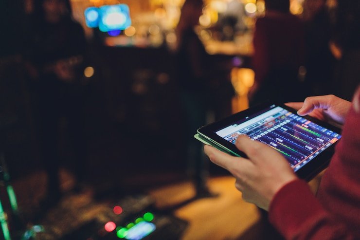 Live League of Legends match scores and odds updates on mobile